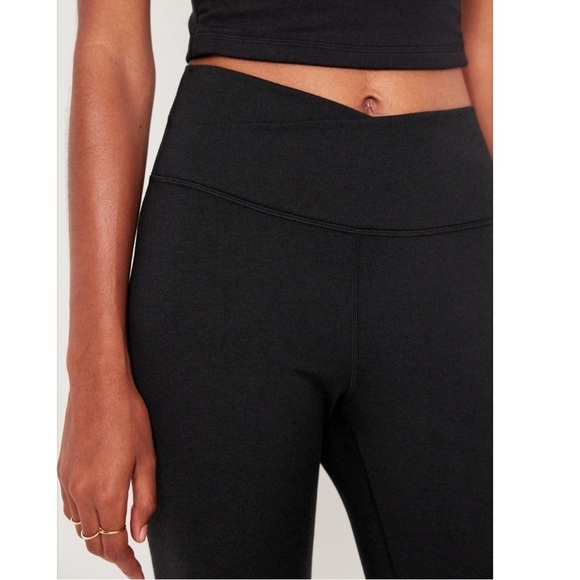 NWT Old Navy Extra High-Waisted CloudComfy 7/8 Leggings Black Size Medium - Picture 7 of 11